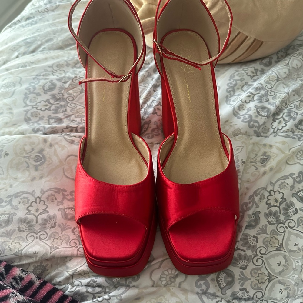 RED PUMPS! SZ 10